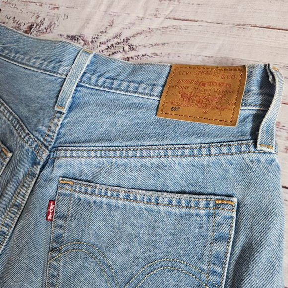 Levis Premium 501 Light Denim Wash Raw Hem Button Fly Shorts Womens 28 - Picture 4 of 7